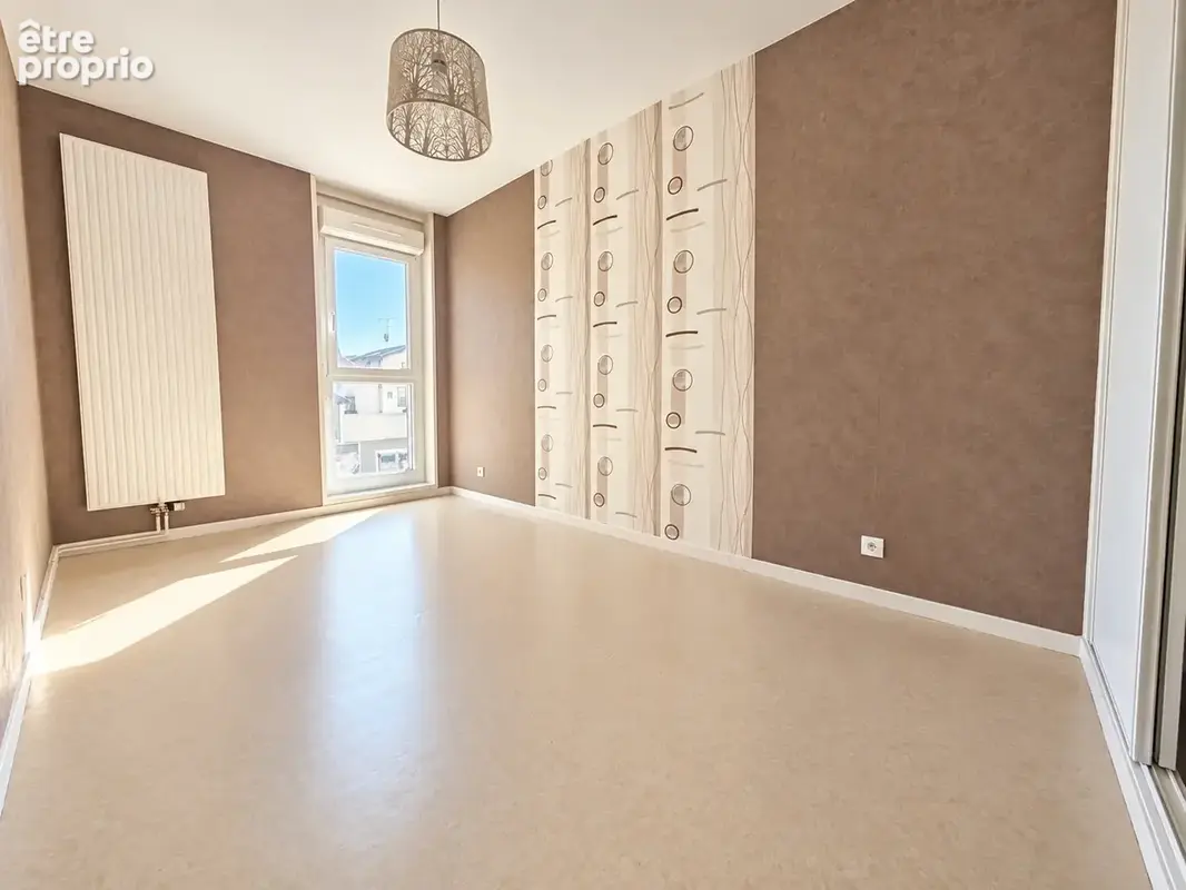 Derrière l'office du tourisme, appartement de 76m2 avec balcon et parking privé - photo 5