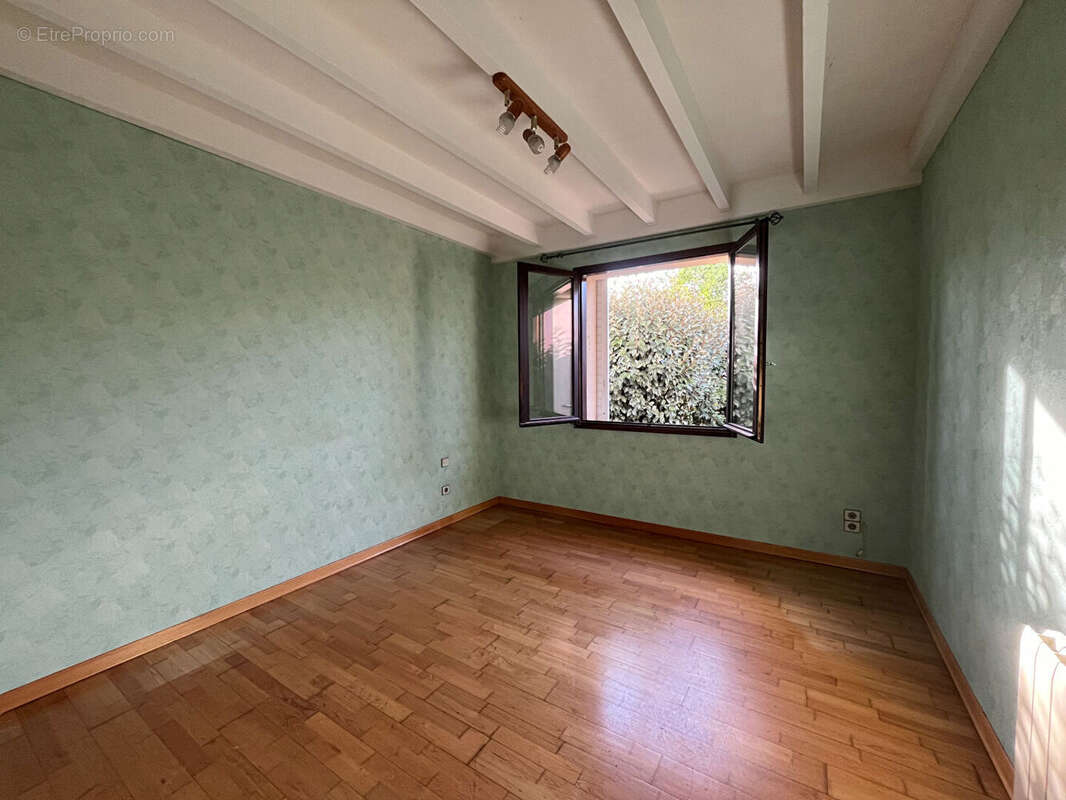 Secteur Villeneuve-sur-Lot, dans un quartier résidentiel, venez découvrir cette jolie maison d'architecte des années 80, avec vi - photo 6