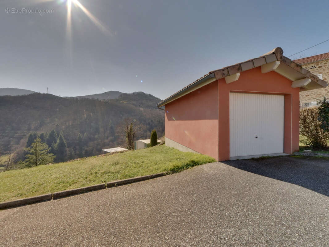 Maison à SAINT-BARTHELEMY-LE-MEIL