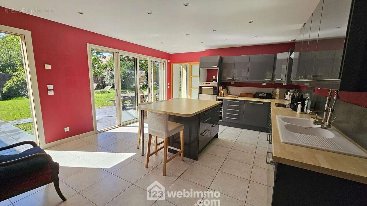 Une superbe cuisine toute équipée de 25 m² avec un accès sur la terrasse. - Maison à FERICY