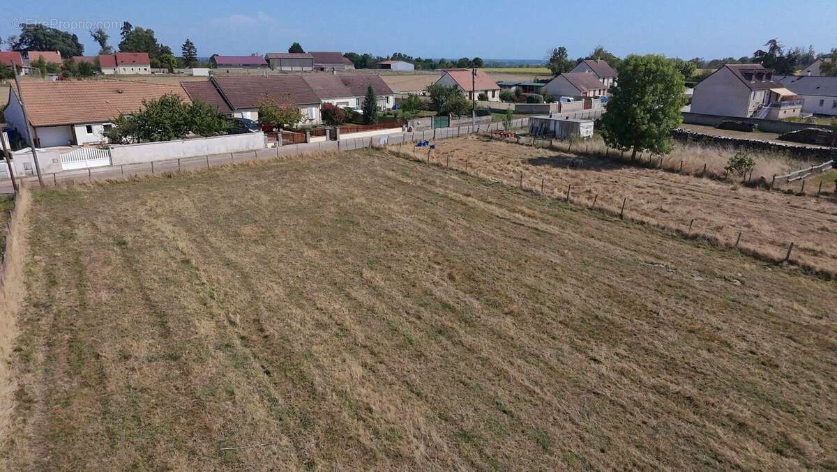 Terrain à BROIN
