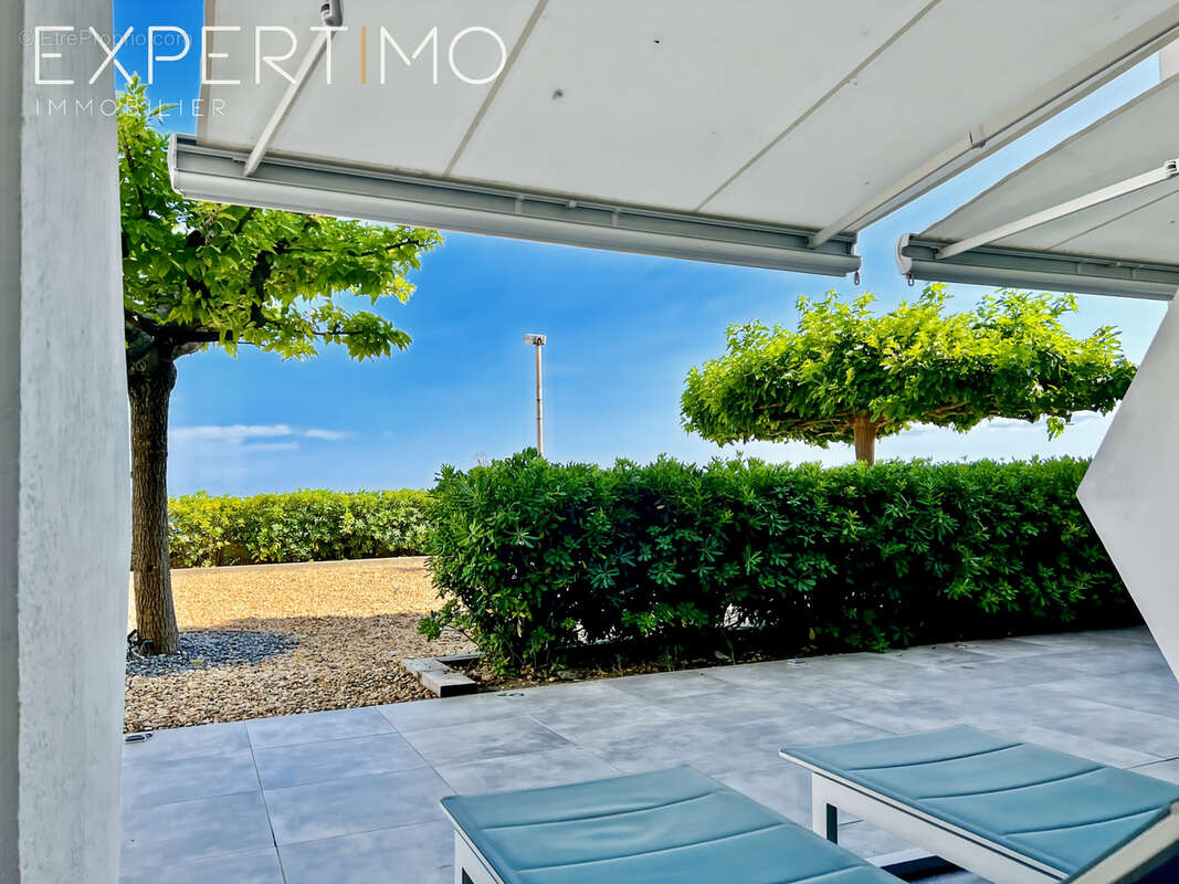 Appartement de Type T3 avec belle terrasse, très beau jardin, deux places de parking, un cellier . - photo 10