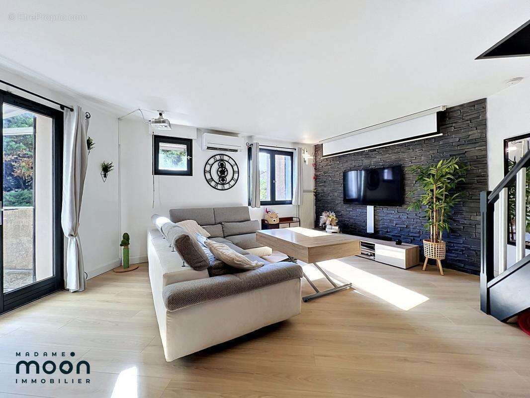 A Vendre - T4 Duplex 75m² avec terrasse et Garage Secteur Perron - photo 3