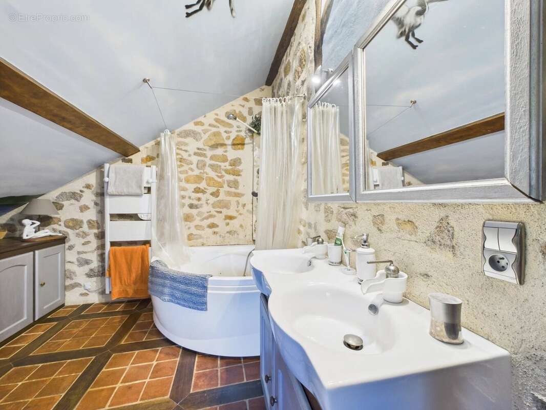 Maison à LA ROCHE-EN-BRENIL