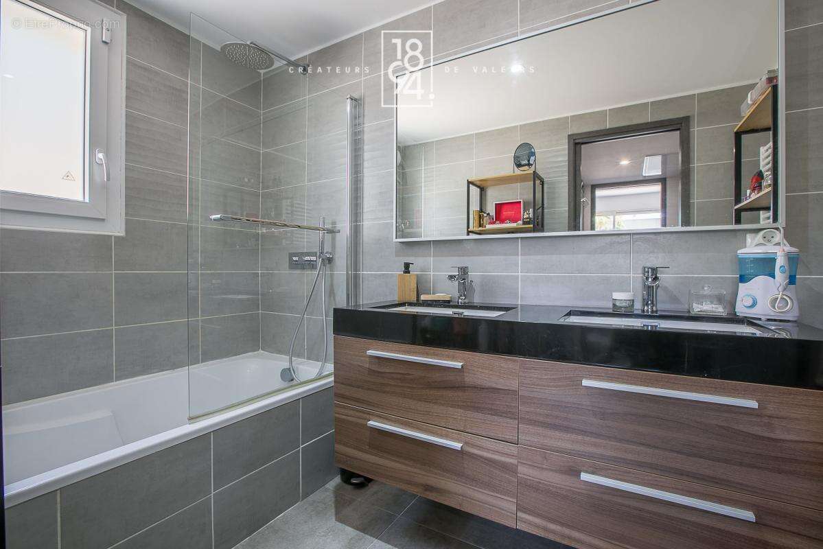 Maison À Vendre T6 Marseille 13011  Eoures  180m²  Piscine chauffée  Jacuzzi  Jardin paysagé  Salle de cinéma - photo 12