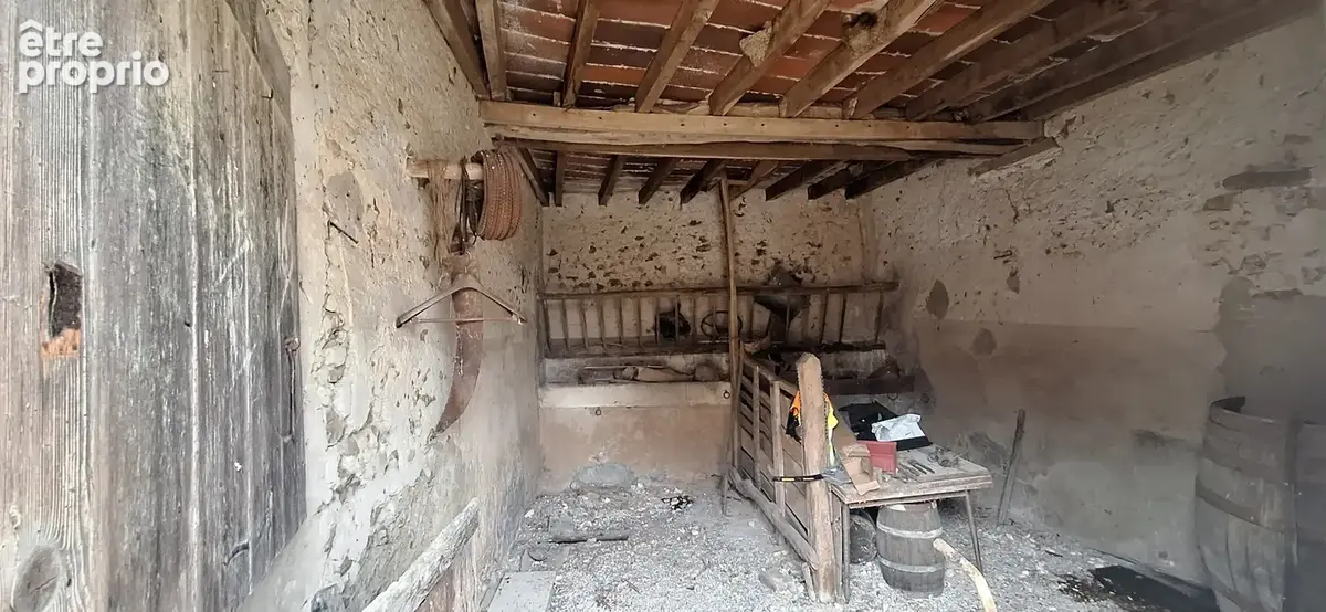 Maison de campagne 60m2 environ,2 granges 50m2 chacunes,ateliers,cave, sur son terrain 770m2. - photo 9