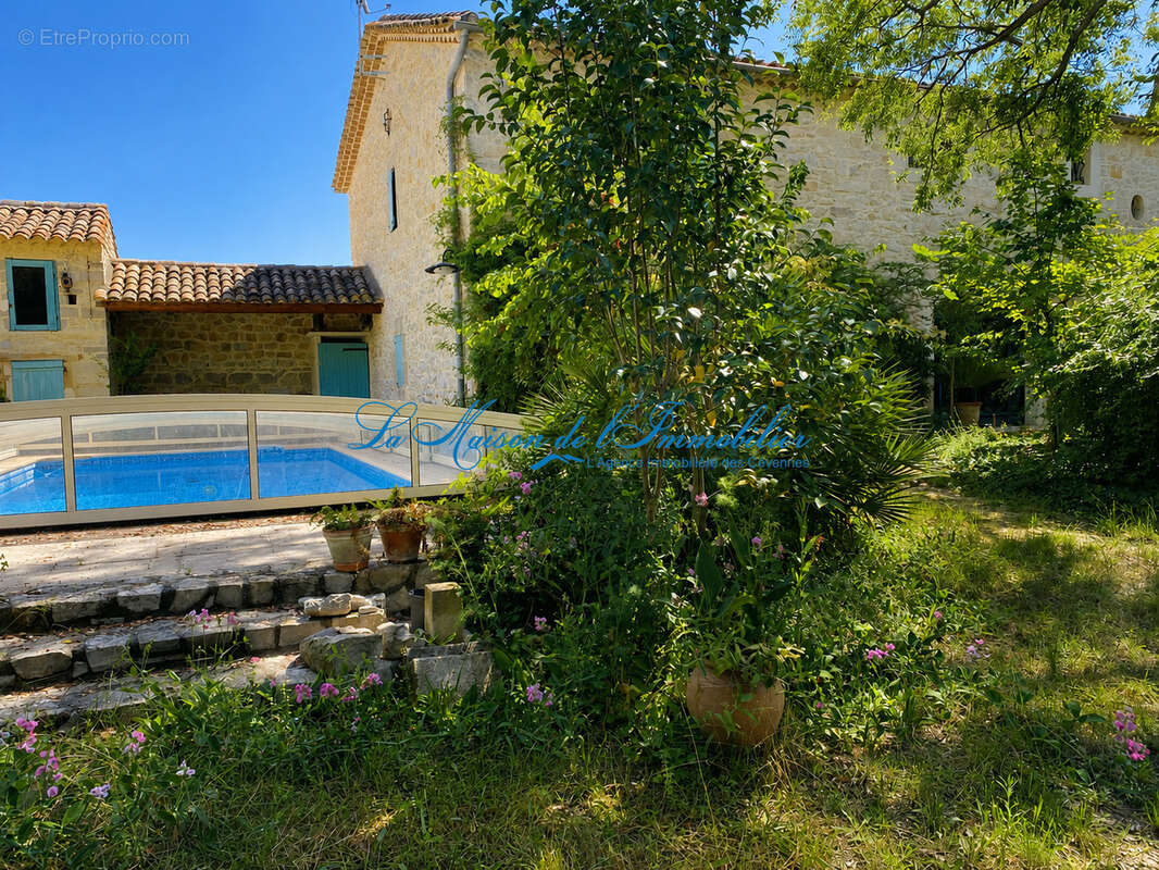 Axe ALES/NIMES, Maison en pierres de type F5 de caractère de 270 m2 hab, piscine, garage de 36 m2, sur 871 m2 - photo 2