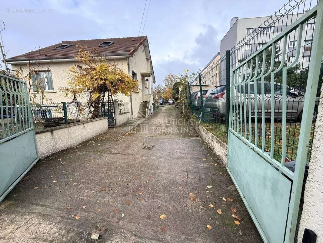 Terrain à SARTROUVILLE