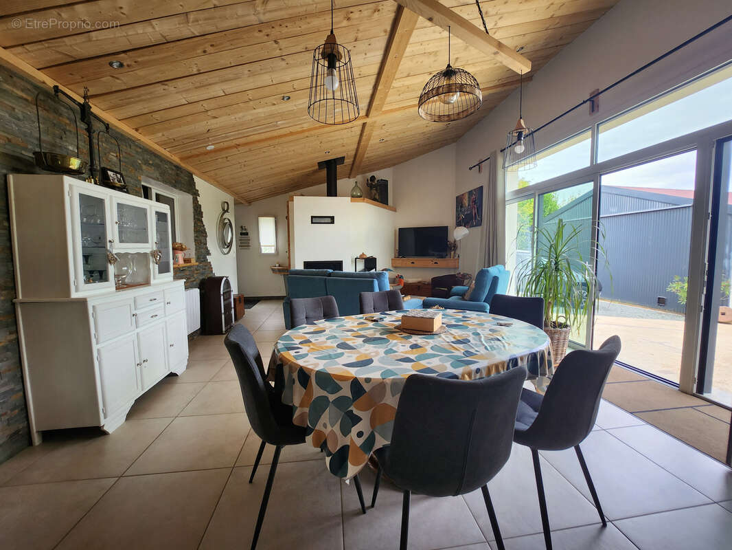 Maison avec 3 chambres dont une parentale, grande dépendance de 89m2 et spa intérieur. - photo 2