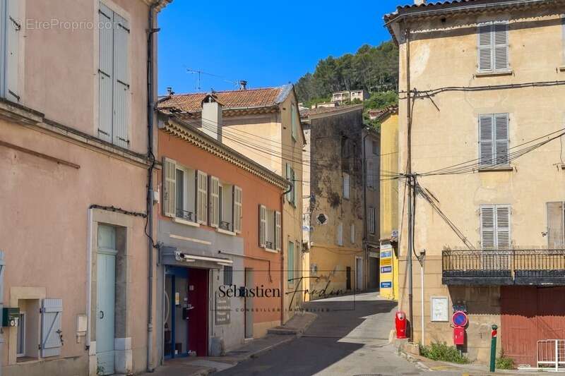 Appartement à SOLLIES-TOUCAS