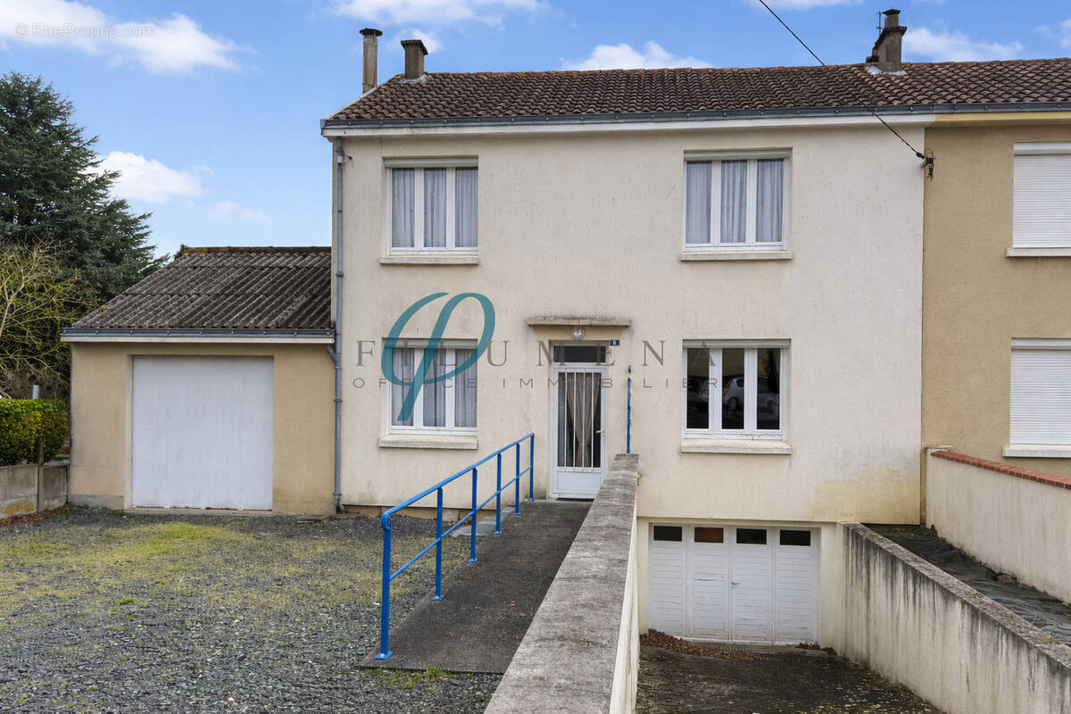 Maison à MONTREVAULT