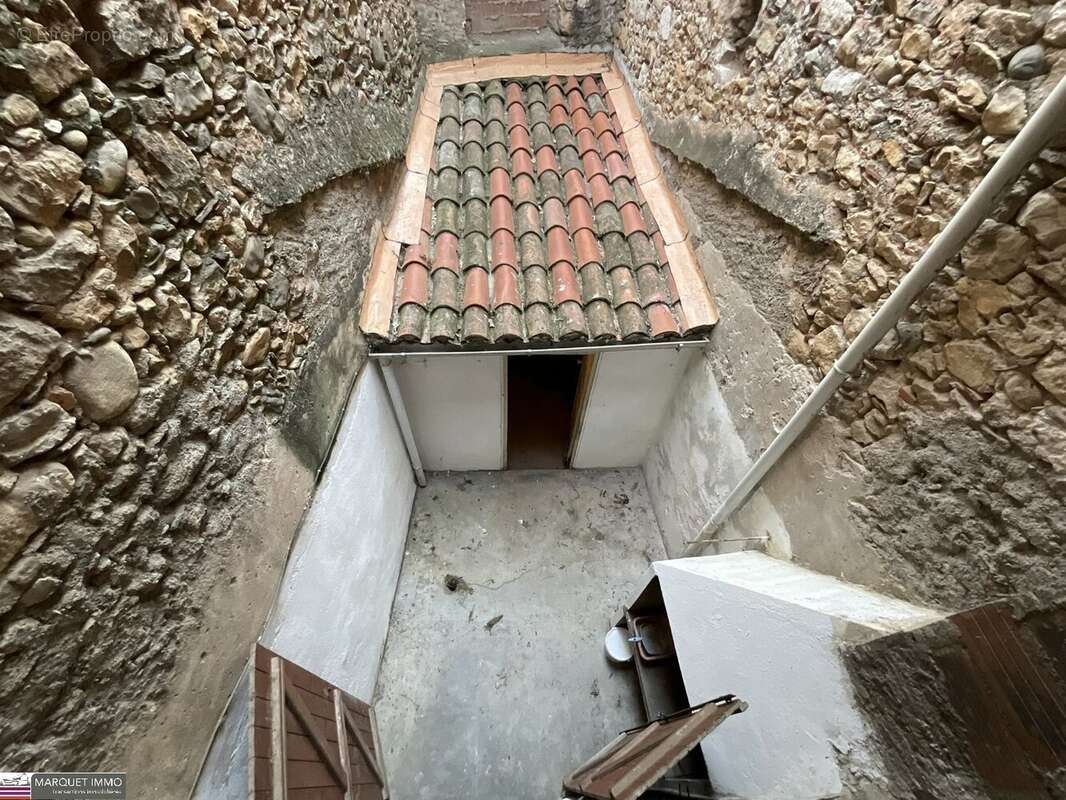 Beau potentiel pour cette maison de village T3 offrant 90 m² avec cour, garage, à rénover selon toutes vos envies ! - photo 22