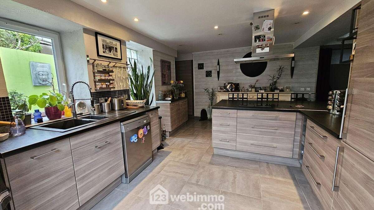 Une cuisine fonctionnelle et toute équipée.