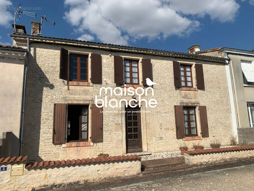 Maison à MAUZE-SUR-LE-MIGNON