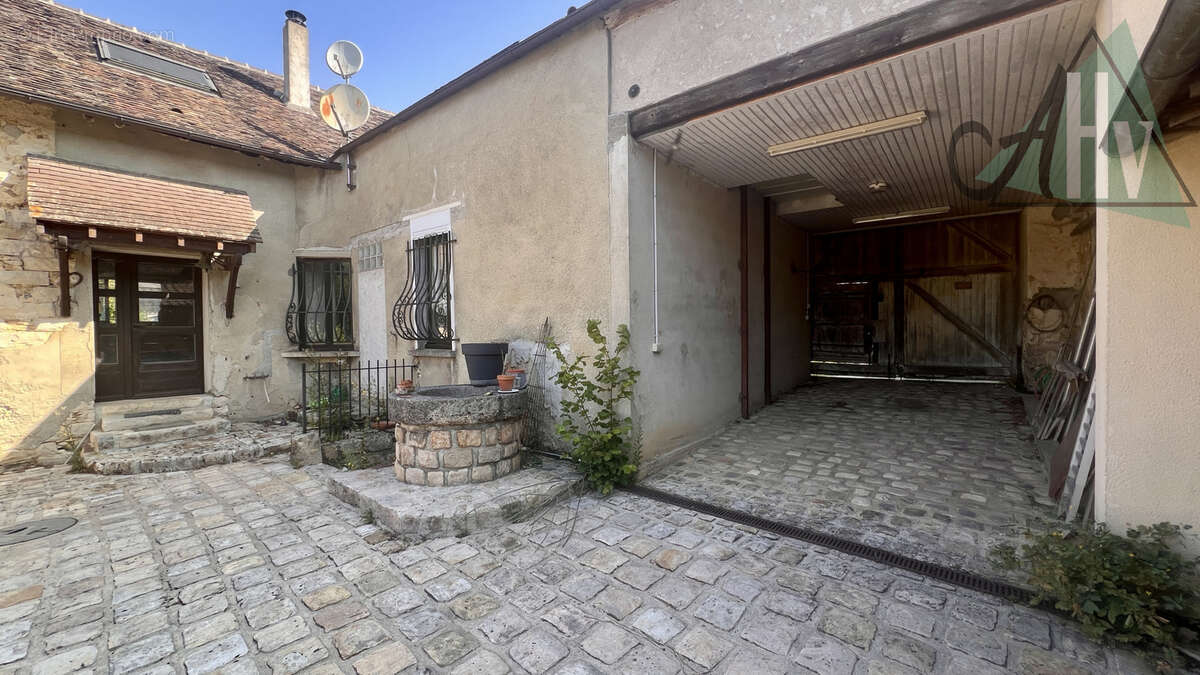 77 - VOULX, Magnifique longère en pierre de 195 m2, jardin de 1816 m2 et dépendances - photo 4