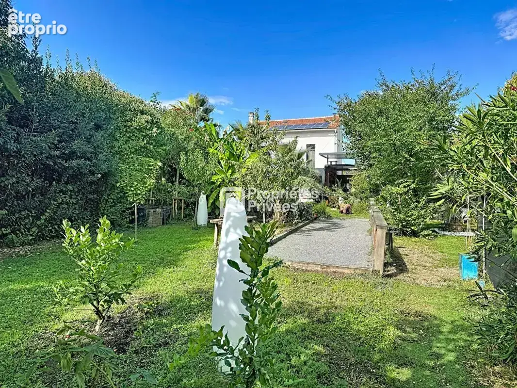 Bordeaux  maison en pierre rénovée 345 m²  5 chambres  piscine  jardin paysager de plus de 1 500 m² - photo 4