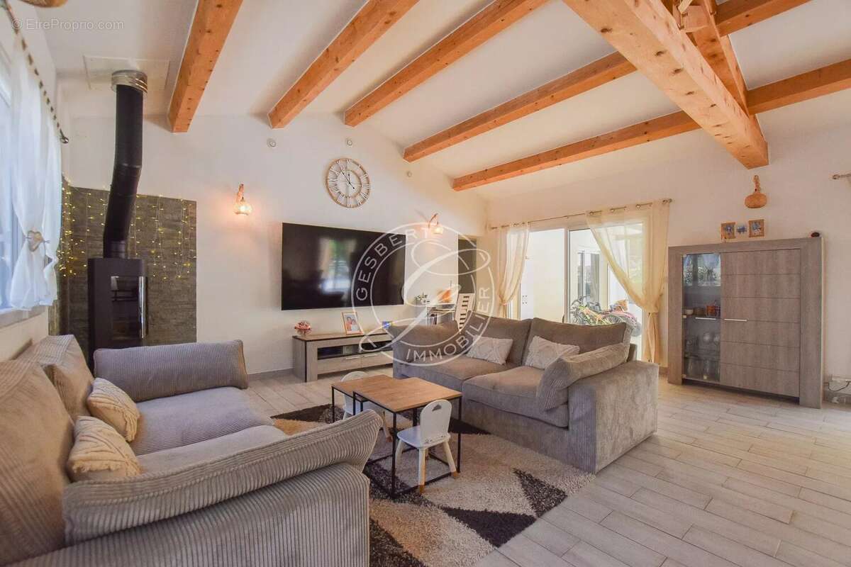A vendre flayosc - villa  de 225 m2 avec piscine à pieds au village - photo 8