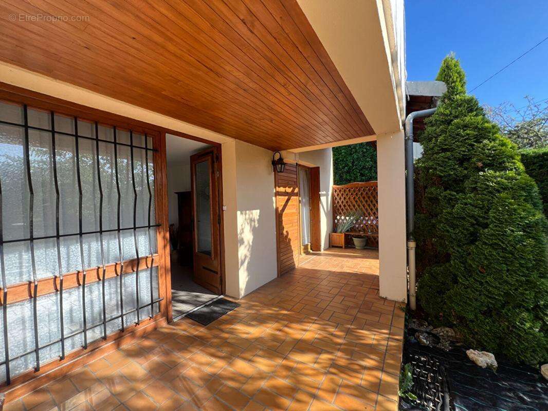 Maison avec jardin, garage et terrain constructible - photo 3