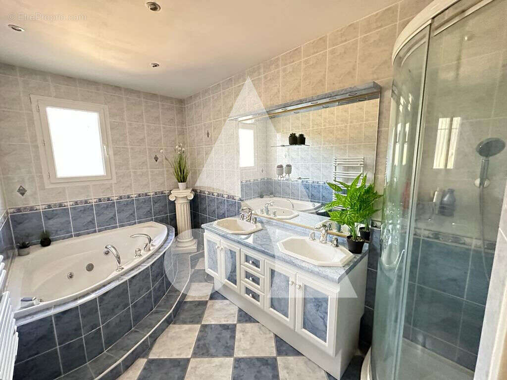 Maison à LA TOUR-D&#039;AIGUES