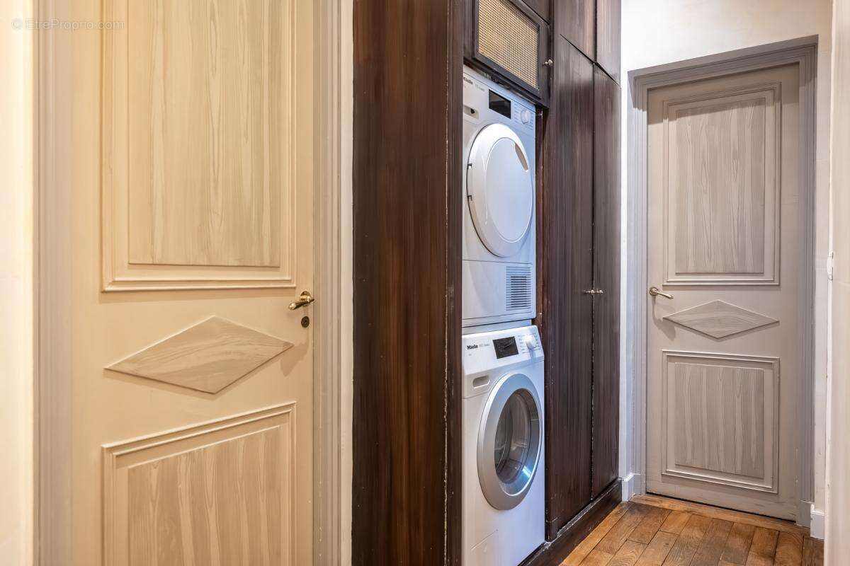 Appartement à PARIS-1E