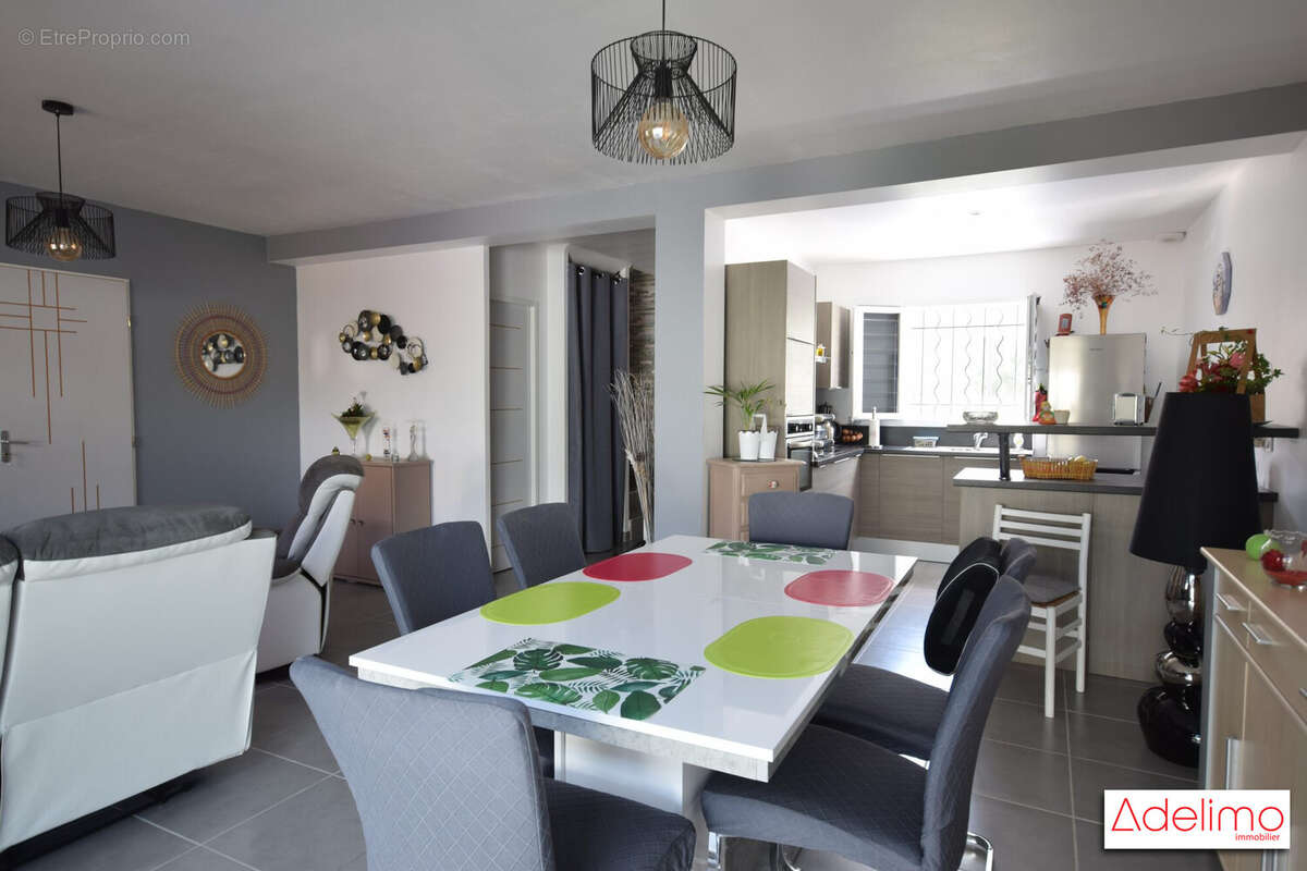 salle a manger donnant sur terrasse - Maison à BEAUVOISIN