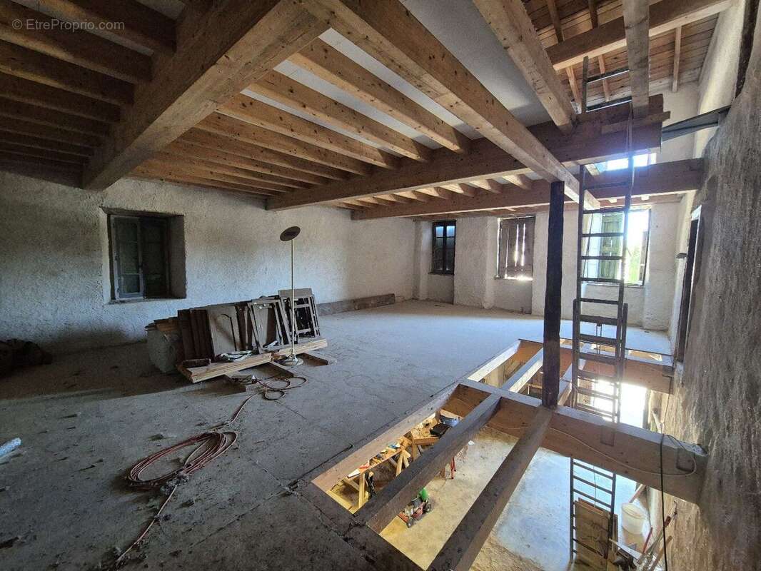 Maison de 380 m² à rénover avec jardin de 529 m². - photo 12