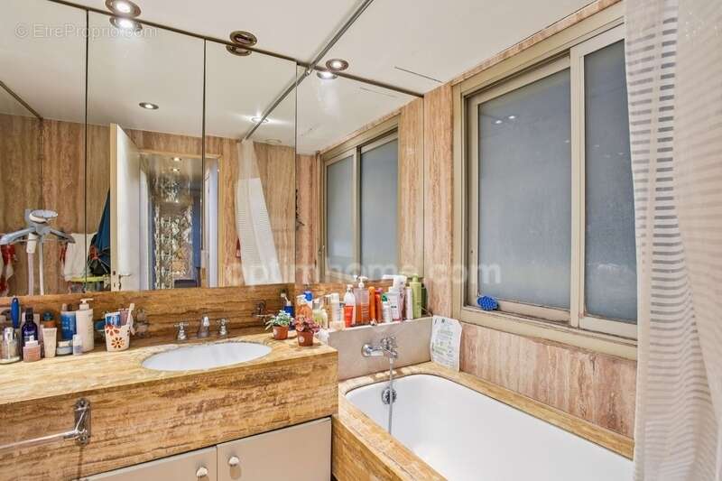 Appartement à PARIS-8E