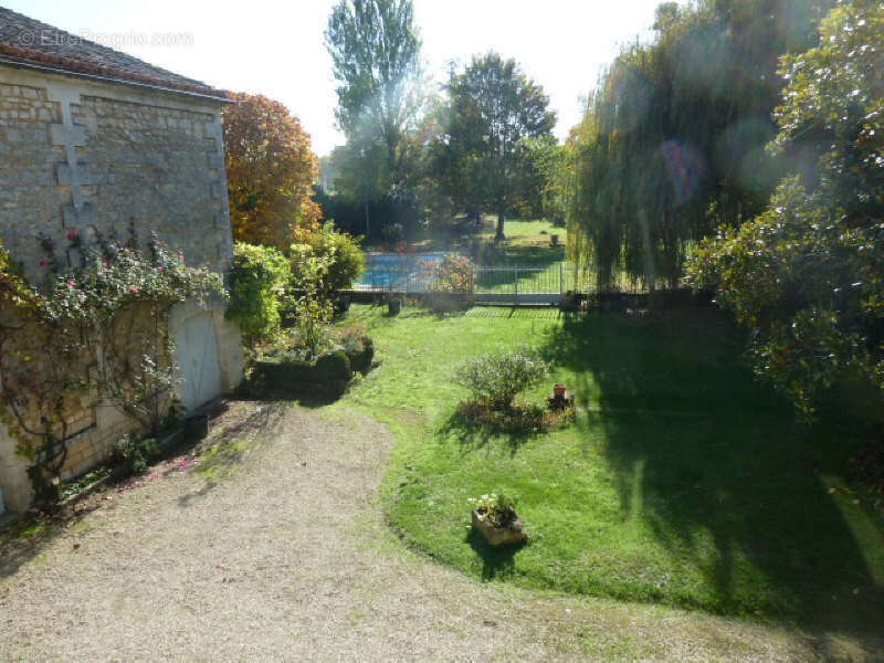 Maison à MAGNAC-SUR-TOUVRE