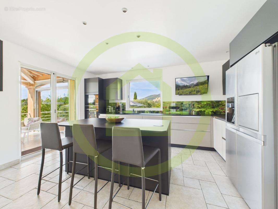 Maison à CHATEAUNEUF-GRASSE