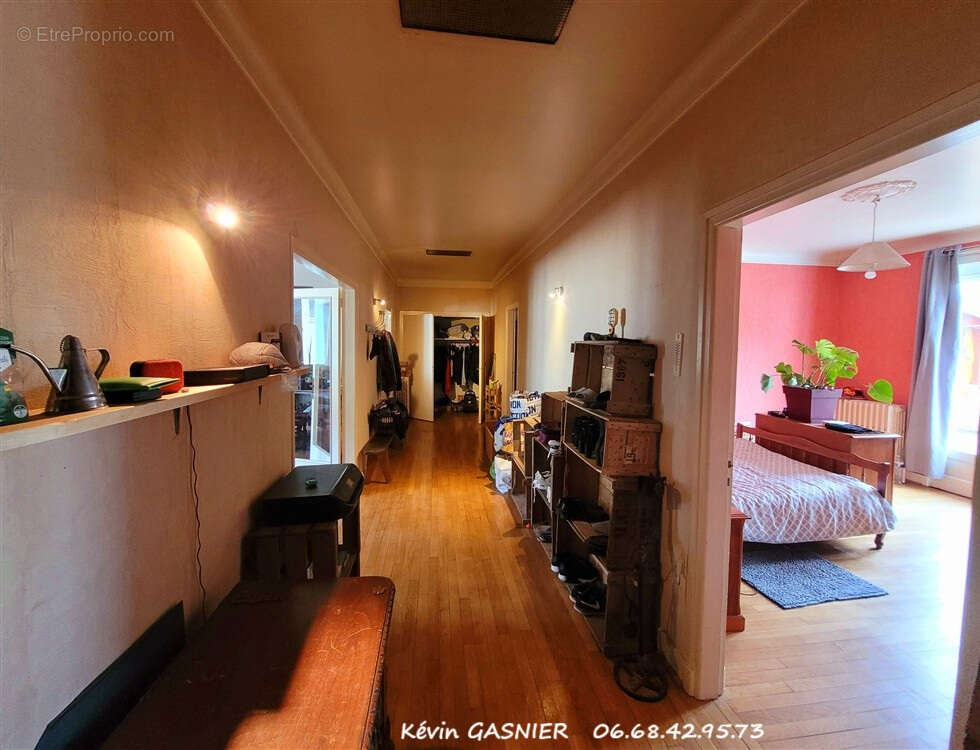 Maison à LES SALLES-LAVAUGUYON