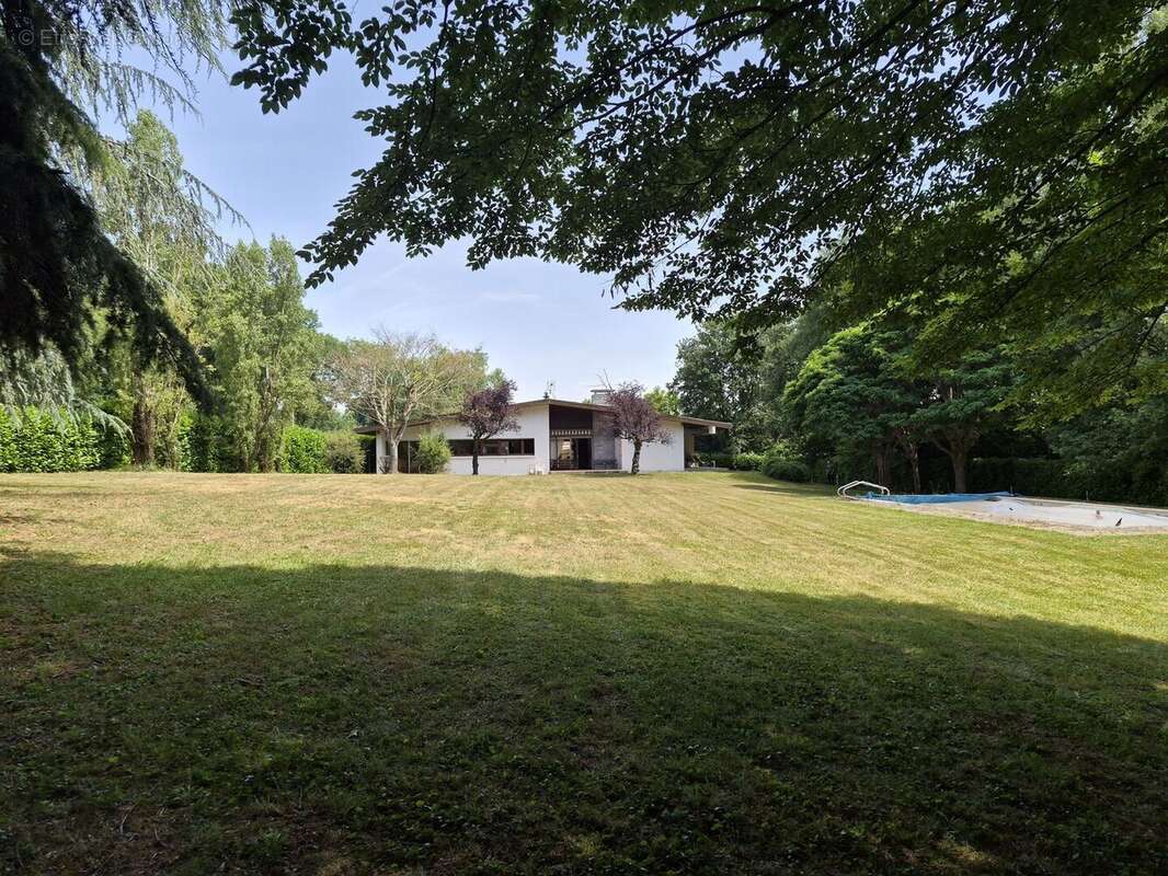 À vendre, proche de Trie-sur-Baïse (Hautes Pyrénées): Villa 5 chambres avec sous-sol, garage et piscine, nichée au cœur d'un jar - photo 2