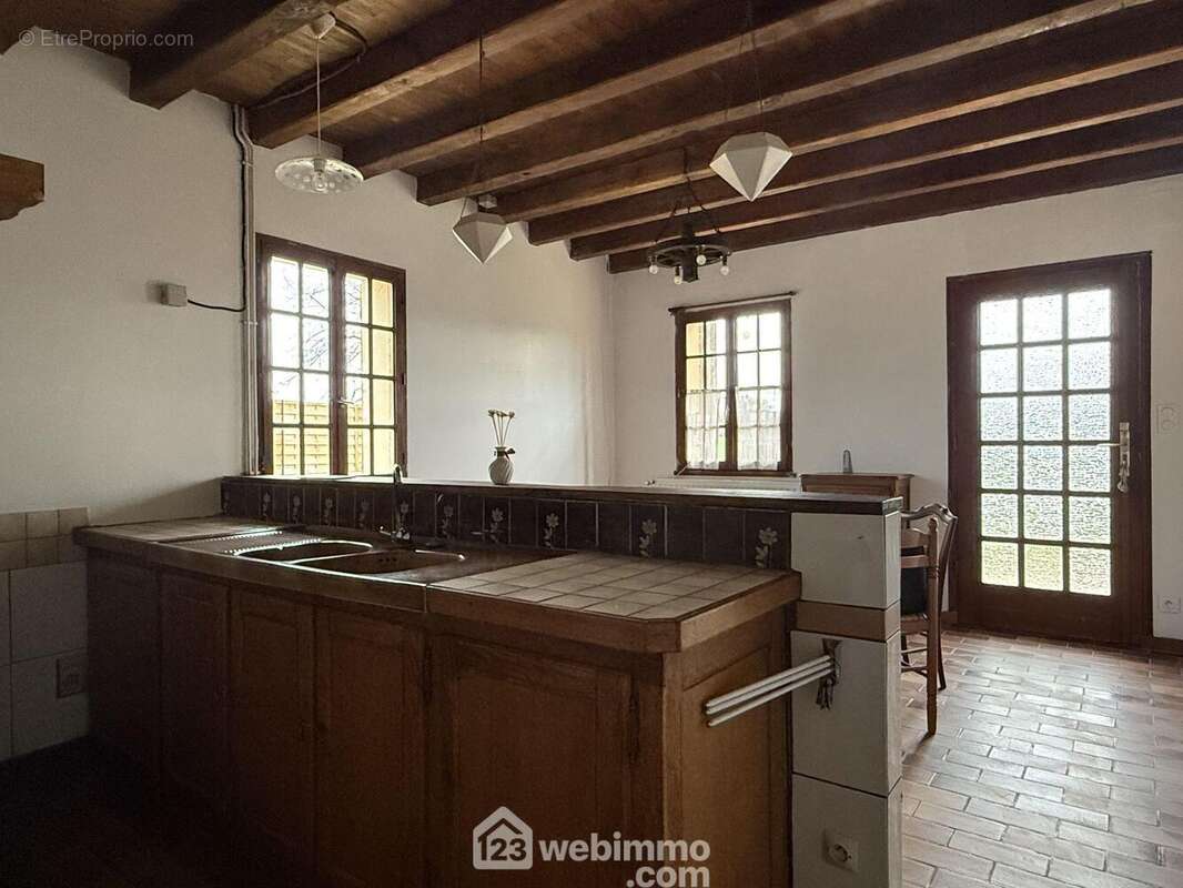 D'un côté, la cuisine-salle à manger de 21 m2,