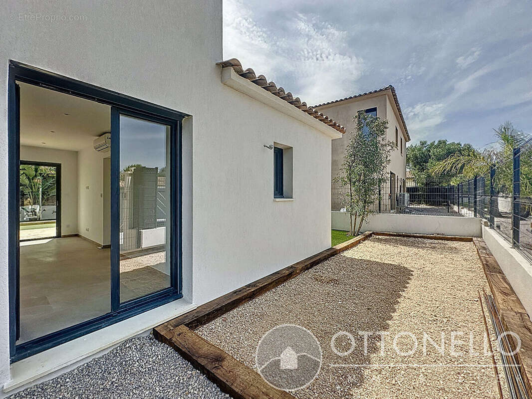 Maison à ROQUEBRUNE-SUR-ARGENS