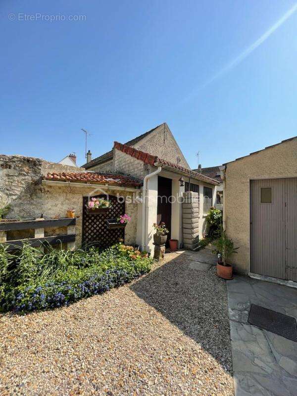 VERT-LE-PETIT – Maison de caractère rénovée avec garages et dépendances - photo 4