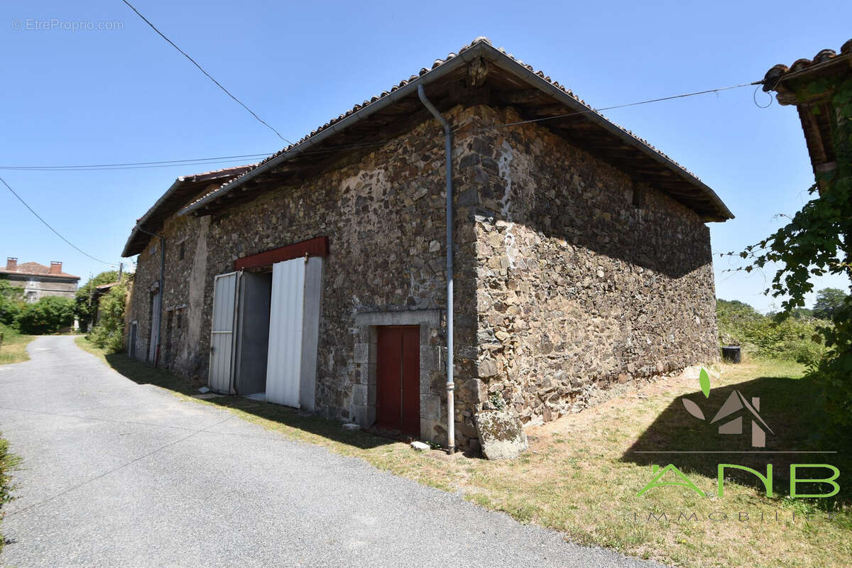 Maison 215 m² à Massignac  - photo 4