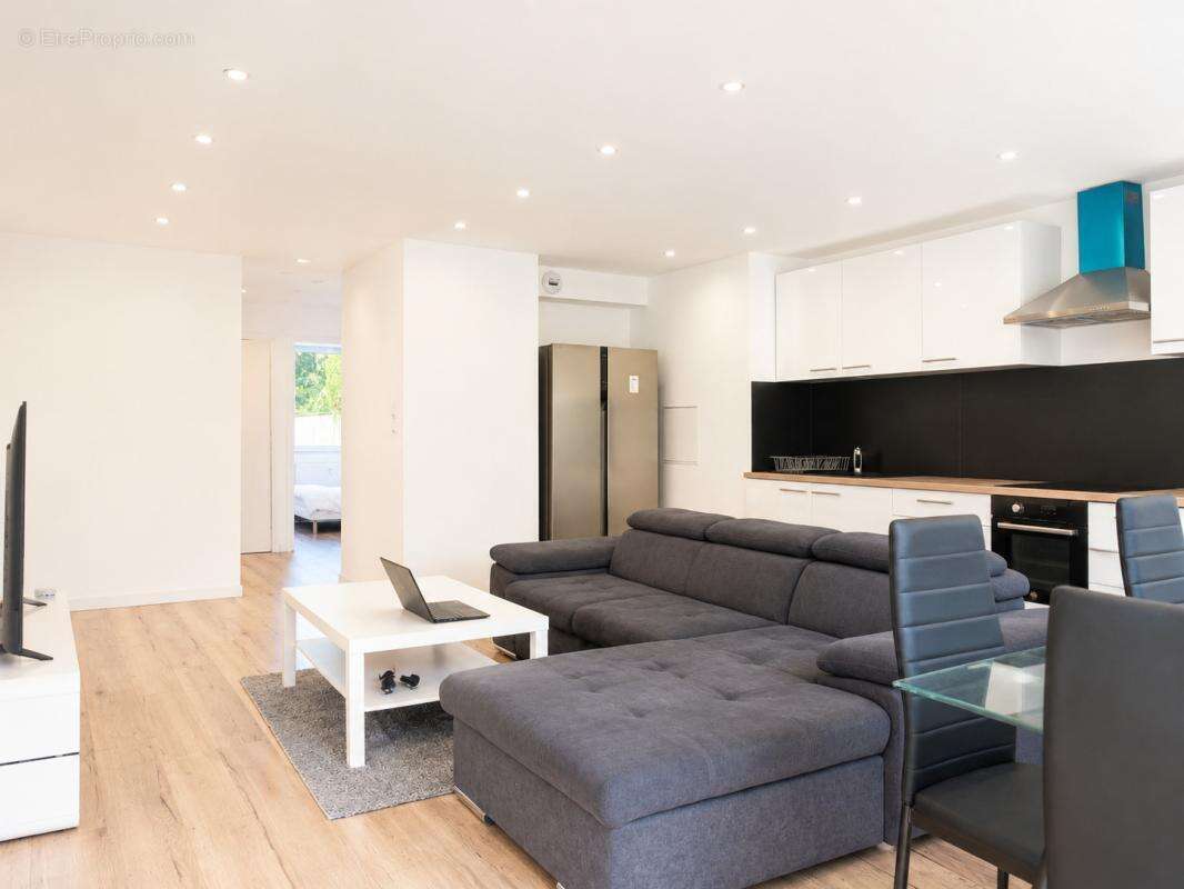 Gratte ciel - 4 chambres - entierement renove - photo 3