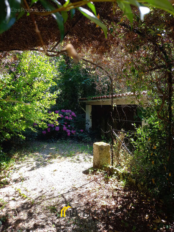 Maison à SAINT-CHRISTOLY-DE-BLAYE
