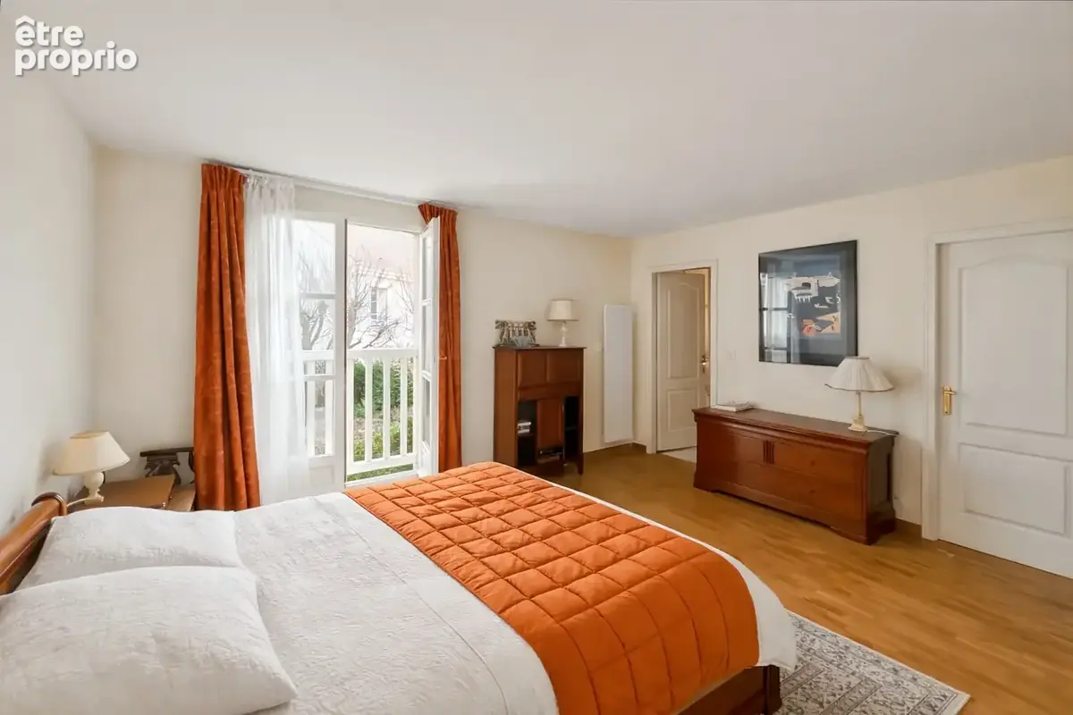 Rueil-Malmaison - Buzenval - Maison familiale, 4 chambres, jardin - 165m2 au sol hors garage. - photo 12