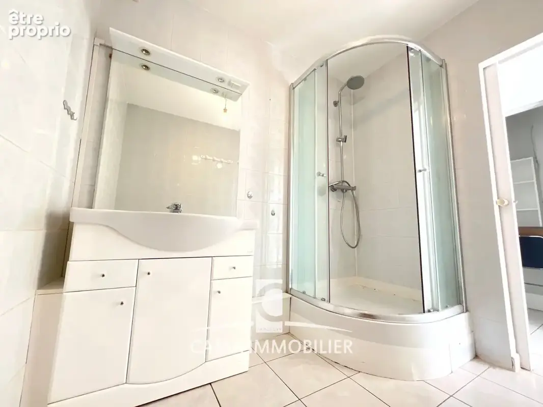 Appartement au centre du village vaste séjour, une grande chambre, box et ascenseur - photo 6