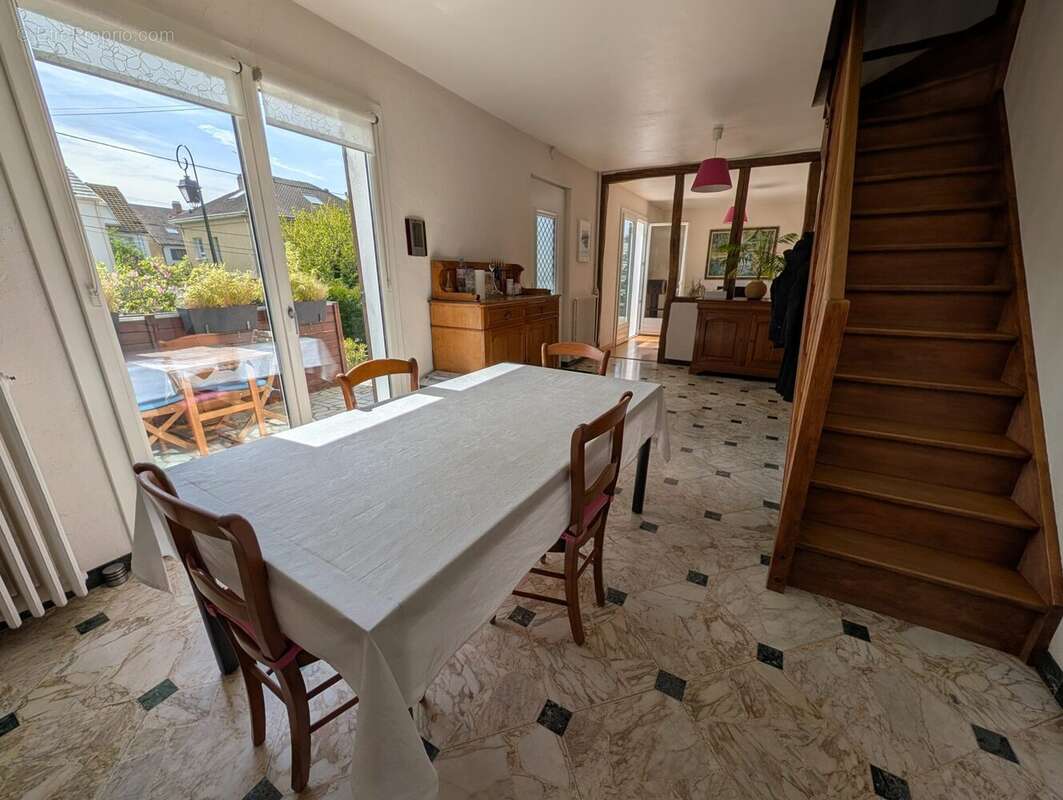 Maison à LES CLAYES-SOUS-BOIS