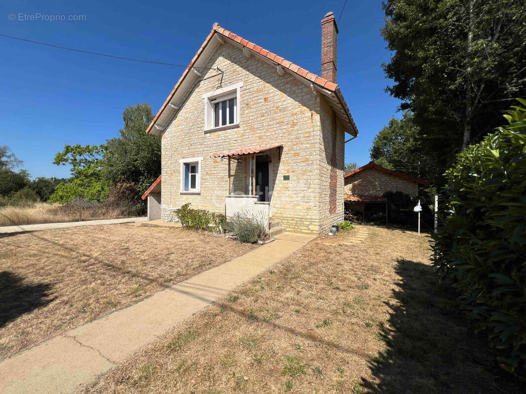Unique house with outbuildings and large grounds   Chassiecq (16350) - photo 13