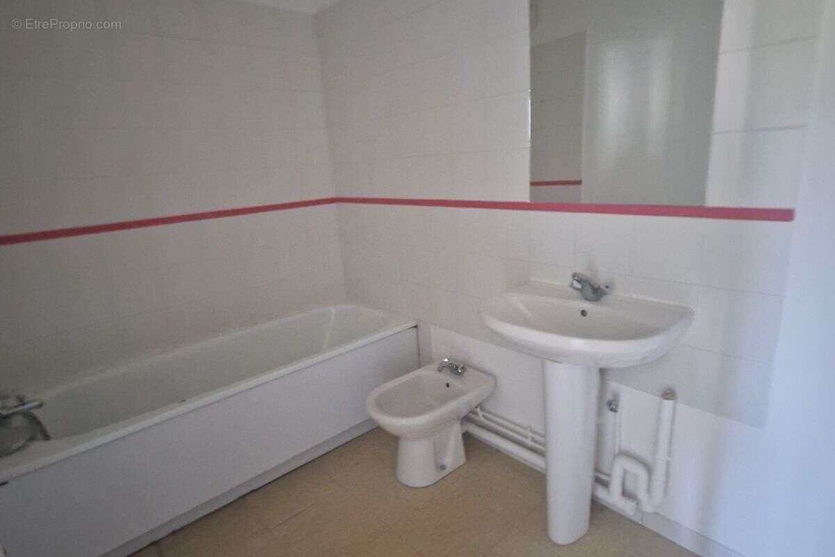 E3477C027L Très bon rapport qualité prix T3 de 69m² avec terrasse de 14m² en 3ième et dernier étage - photo 8