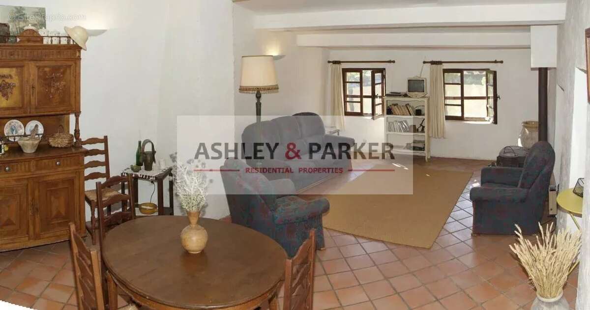 Appartement à SAUSSES