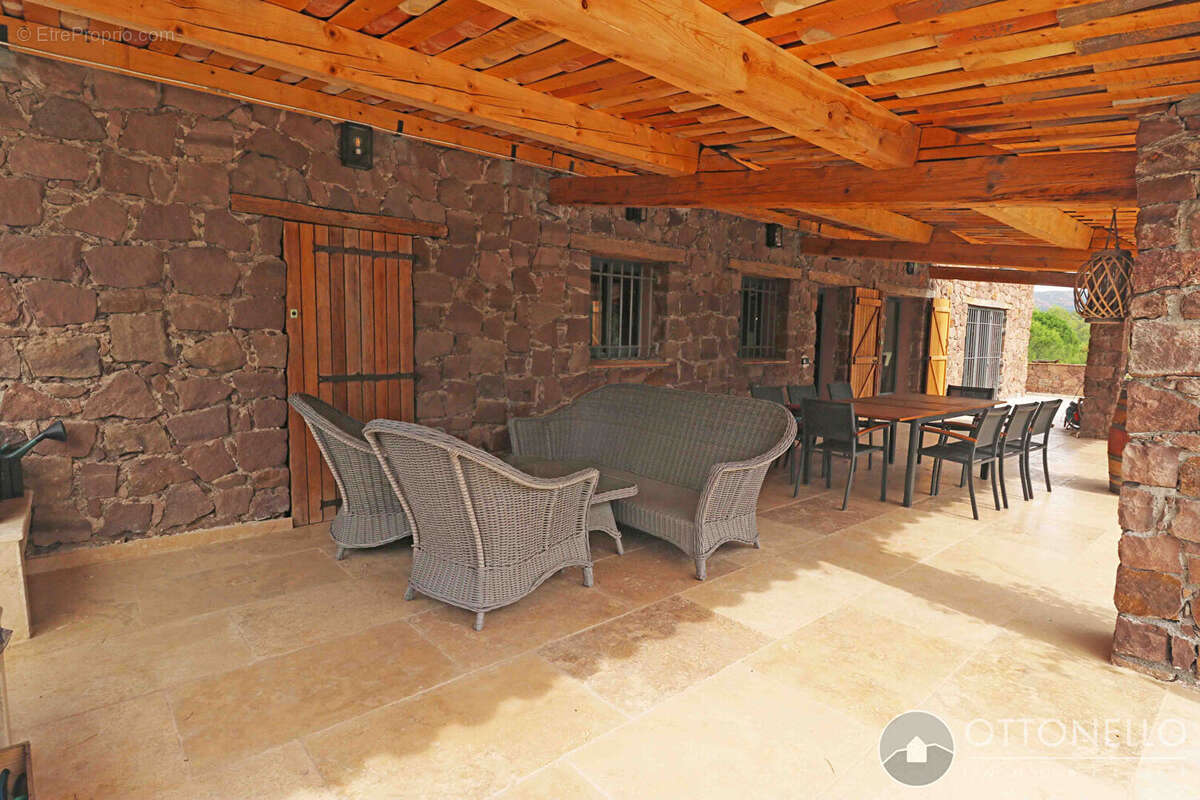 Maison à ROQUEBRUNE-SUR-ARGENS