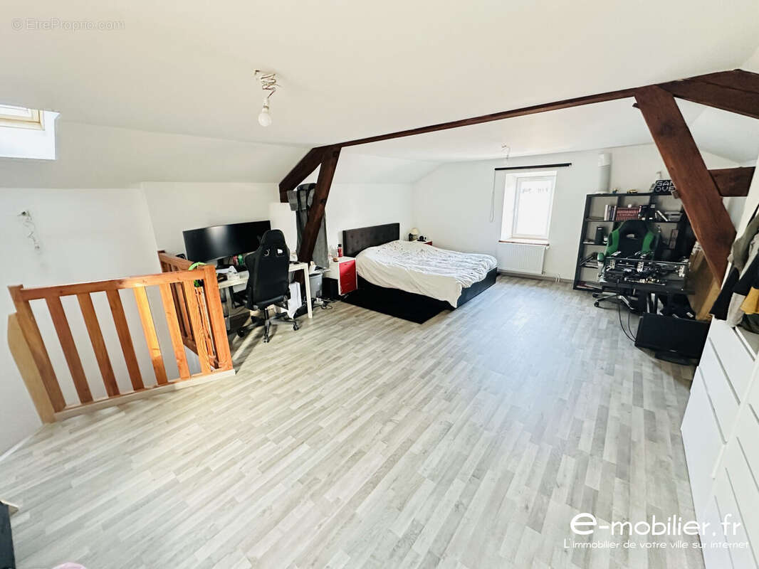 Maison à COURS-LA-VILLE