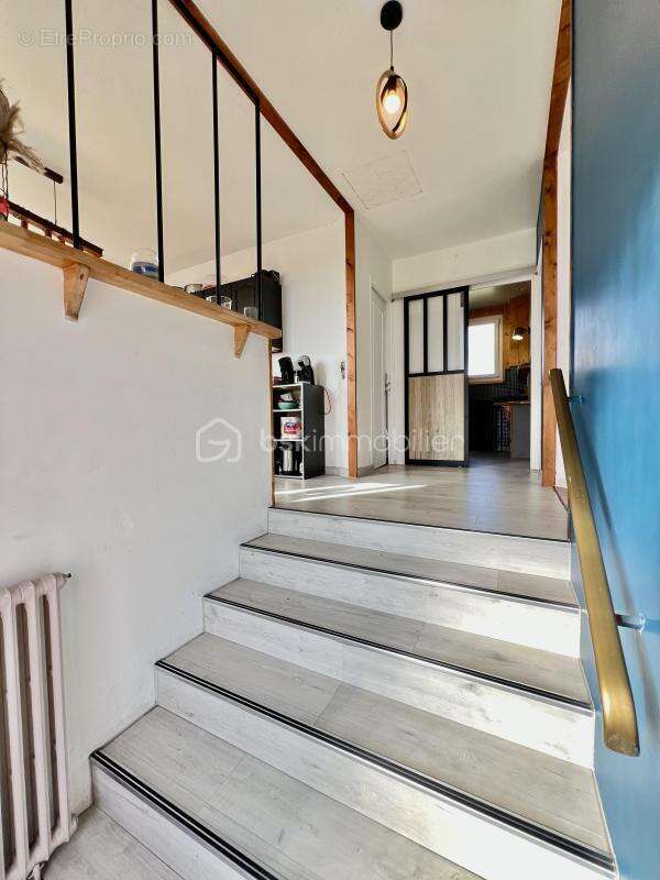 Maison à LAROCHE-SAINT-CYDROINE