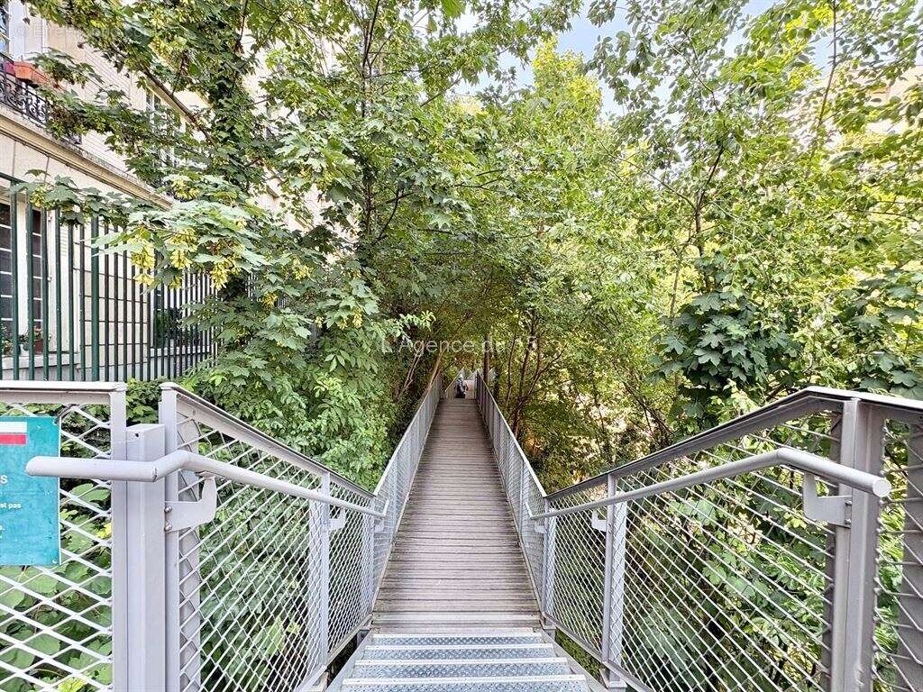 Coulee verte / beau studio / type haussmannien / dernier etage par ascenseur / - photo 10