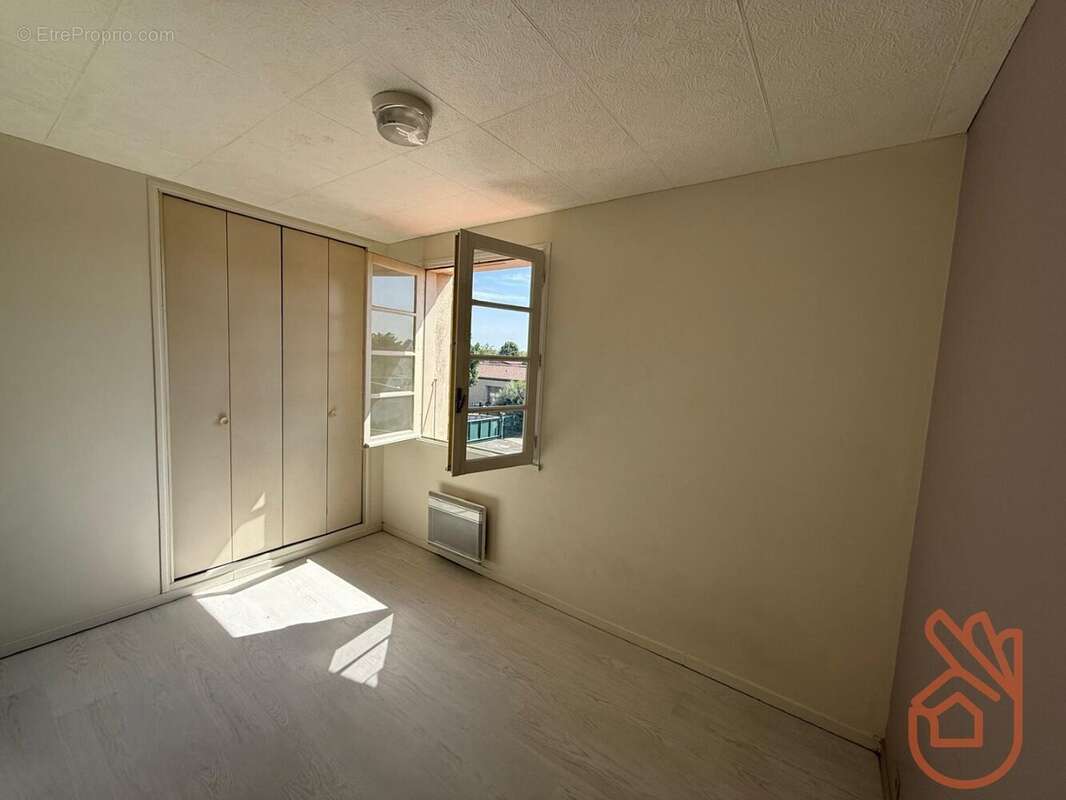 Pavillon de 140 m² divisé en 2 appartements de 2 et 4 pièces avec jardin et garage - photo 7