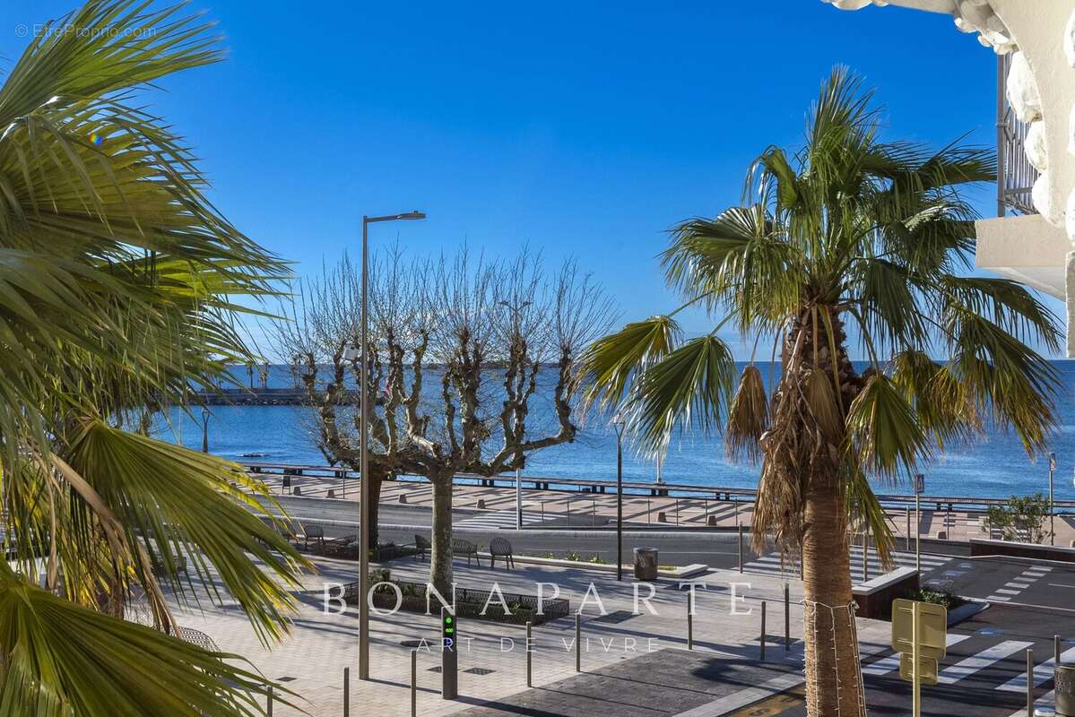 Magnifique cachet pour cet appartement T3 de 107m² situé en plein centre-ville à moins de 50m de la mer - photo 2