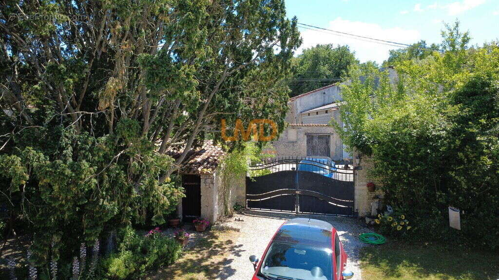 Maison de charme avec piscine et dépendances – 218 m² – (17400) - photo 20